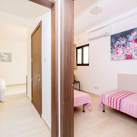 Islet Promenade Seafront Family Apartment With 2 Balconies By Getawaysmalta St. Paul's Bay Exteriér fotografie